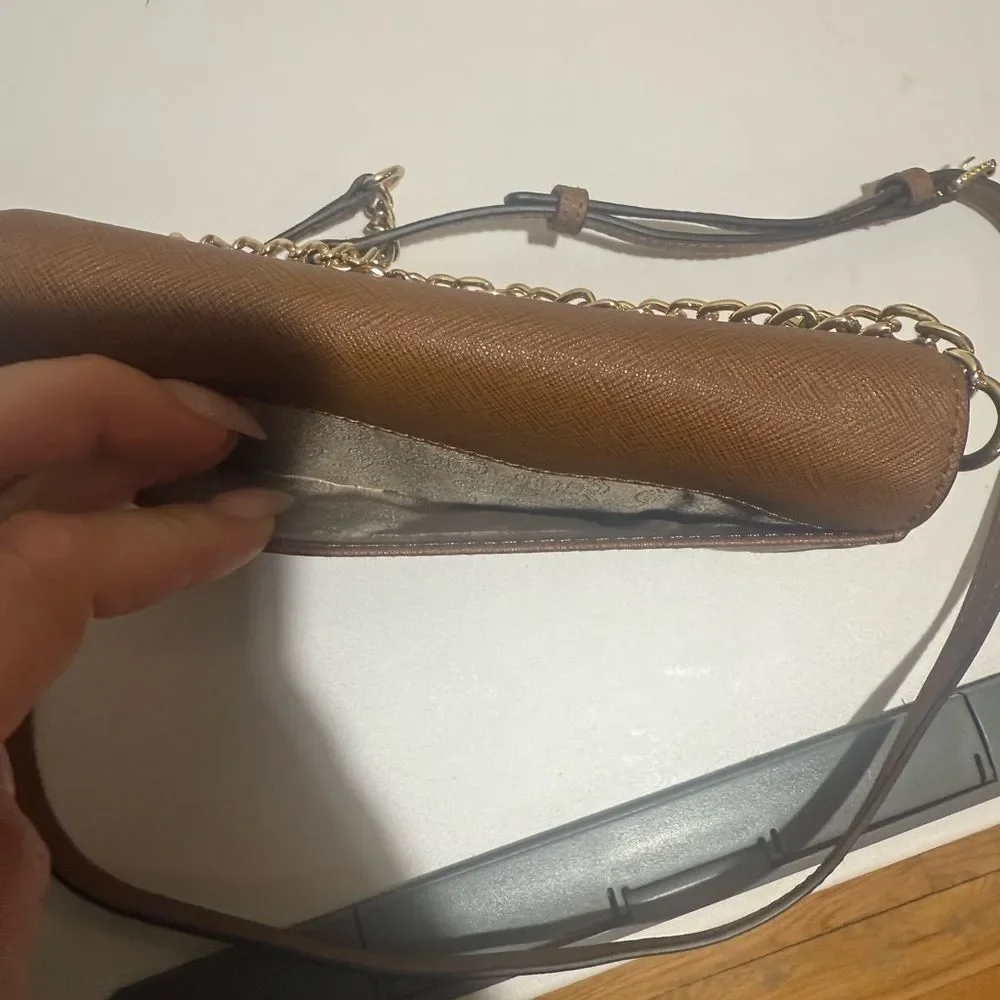 Michael Kors Jet Set Large
Phone Crossbody - Picture 4 of 9